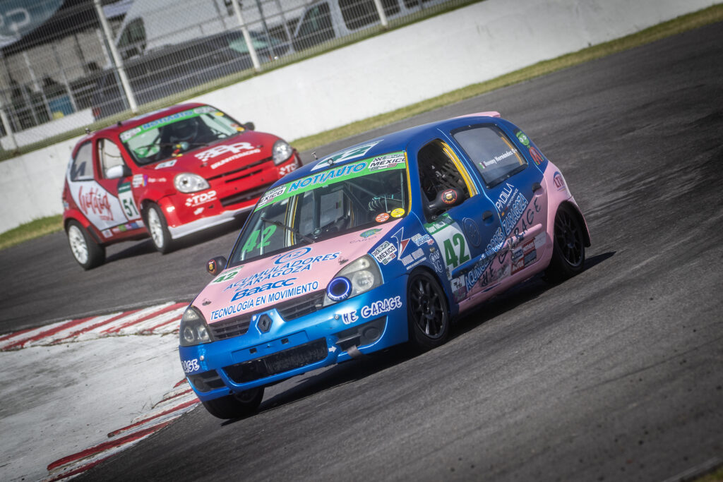 El piloto hidalguense del Casso Racing Team se llevó la victoria en la Clío Cup tras una exigente carrera de una hora disputada el pasado 12 de septiembre en el Autódromo Miguel E. Abed.